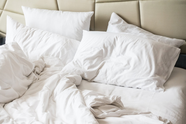 cama enrugada com travesseiro bagunçado branco
  - Foto, Imagem