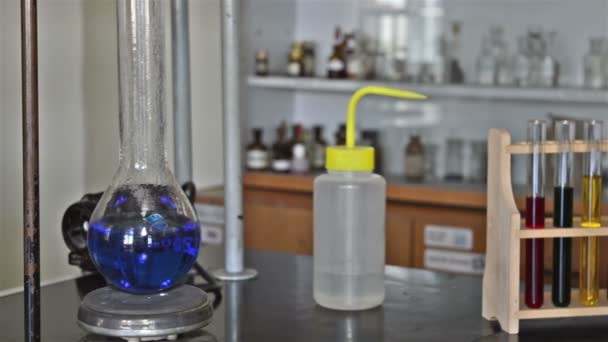 Βρασμού του μπλε υγρό σε ένα πείραμα εργαστήριο. - Πλάνα, βίντεο