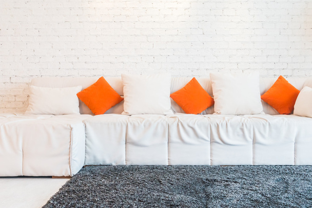 Подушка на украшении дивана
  - Фото, изображение