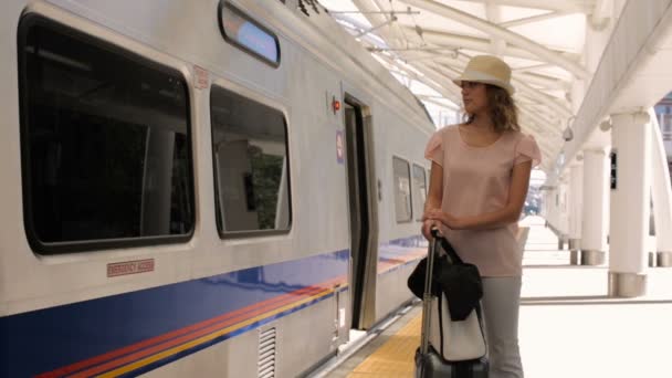 žena cestování vlakem - Záběry, video