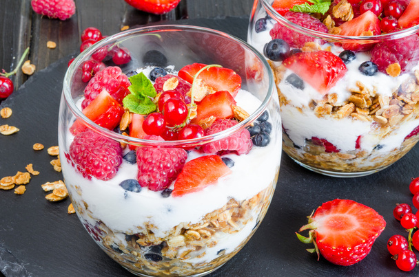 Granola with yogurt and berries in glass - Zdjęcie, obraz