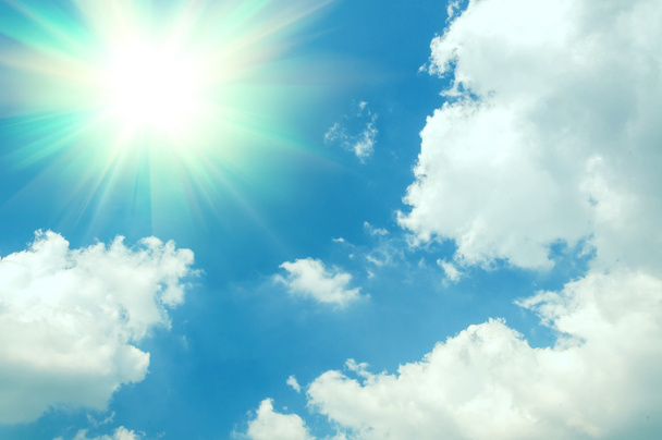 Fondo abstracto de cielo azul y nubes blancas con el sol brillando
 - Foto, Imagen