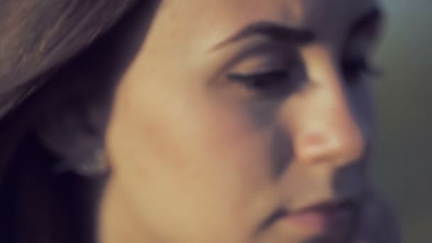Portrait of a girl. Close-ups of the face, lips. Stylized as a movie. Blur the focus. - Materiał filmowy, wideo