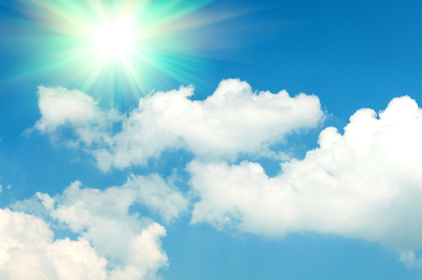 Αφηρημένα φόντο μπλε ουρανό και άσπρα σύννεφα με το λαμπερό ήλιο - Φωτογραφία, εικόνα