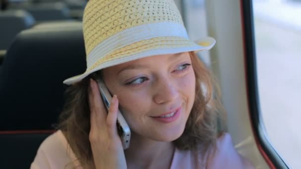 vrouw praten over de telefoon terwijl het reizen  - Video
