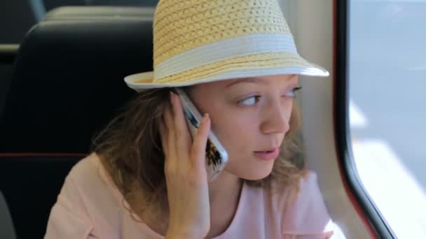 женщина разговаривает по телефону во время путешествия
  - Кадры, видео
