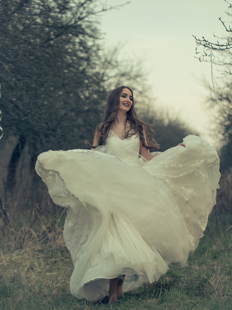 Happy dancing bride - Zdjęcie, obraz