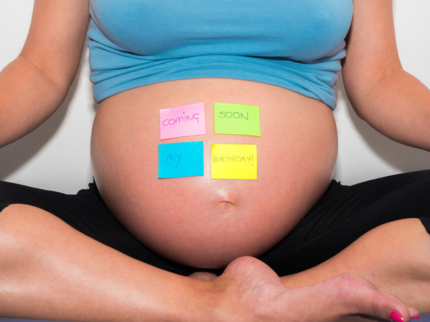 Έγκυος γυναίκα με έρχονται σύντομα γενέθλια το μήνυμά μου στην κοιλιά της - Φωτογραφία, εικόνα