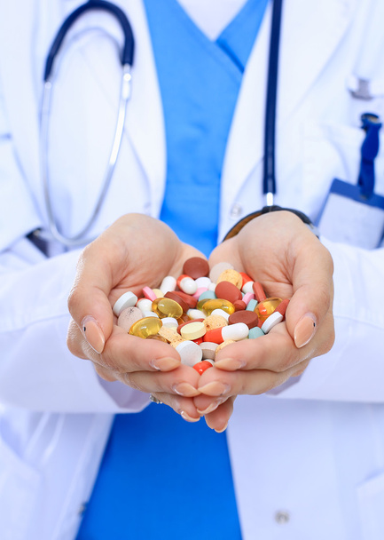 Доктор держит кучу лекарств в руке - Фото, изображение