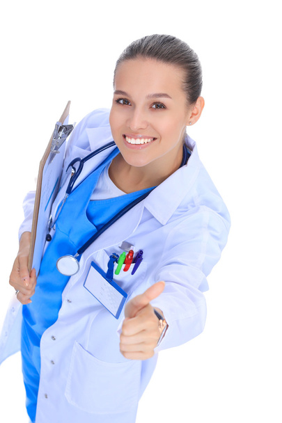 Hymyilevä lääkäri nainen sinisessä univormussa stetoskoopin kanssa osoittaa okei merkki käsi ele eristetty valkoisella taustalla - Valokuva, kuva