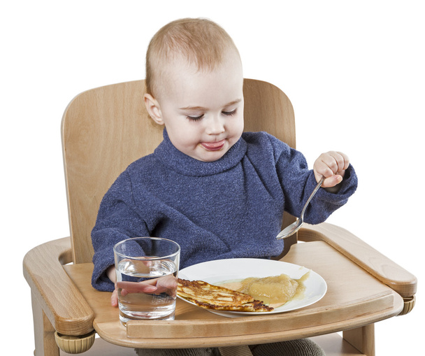 Fiatal gyermek etetőszék eszik - Fotó, kép