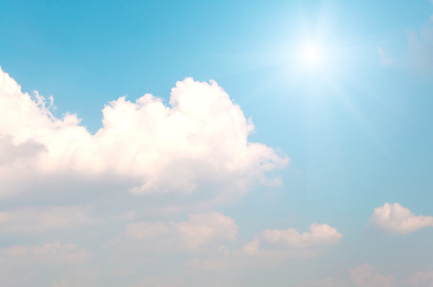 abstrakter Hintergrund von blauem Himmel und weißen Wolken mit der Sonne - Foto, Bild