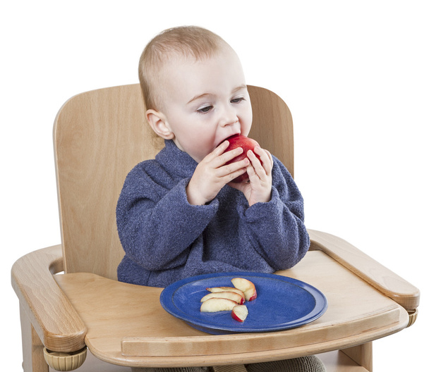 Jeune enfant mangeant des pêches en chaise haute
 - Photo, image