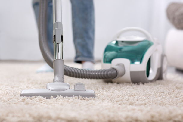 Cleaning carpet with vaccum cleaner - Valokuva, kuva