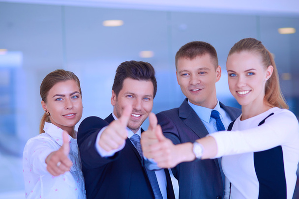 щаслива бізнес команда показує великі пальці в офісі
 - Фото, зображення