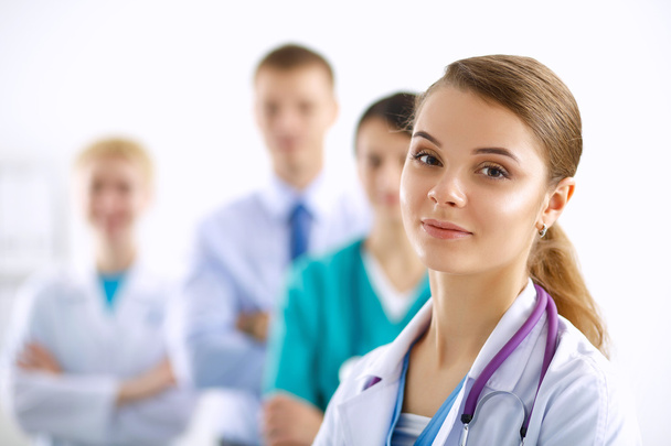 Attrayant médecin femme en face du groupe médical - Photo, image