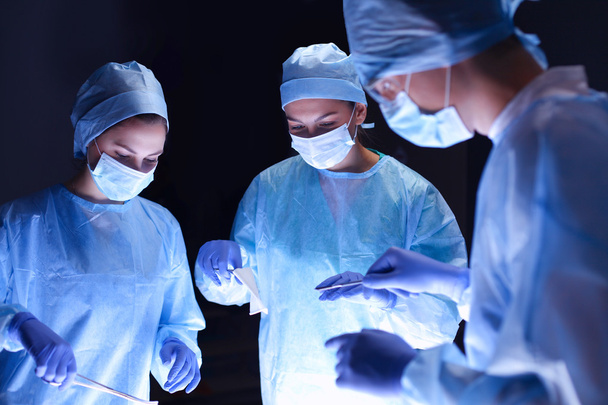 Team surgeon at work in operating room - 写真・画像