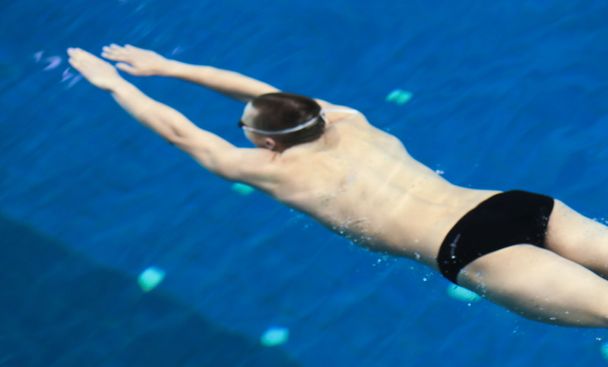 Male swimmer at the swimming pool. Underwater photo - Foto, Bild