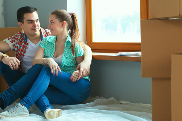 Retrato de pareja joven mudándose en un nuevo hogar
 - Foto, Imagen