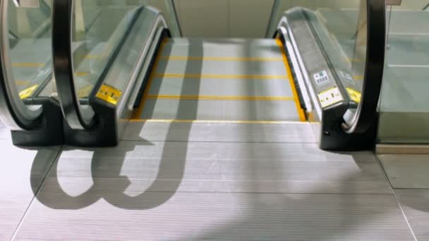 eskalátoru na mezinárodním letišti. - Záběry, video