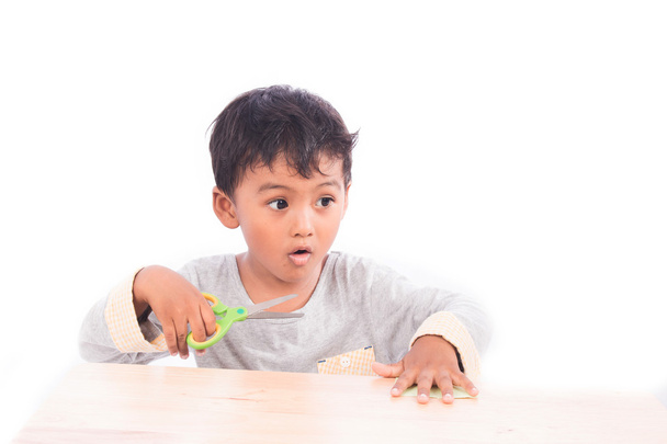 Хлопчик грає в ножиці для різання паперу
 - Фото, зображення
