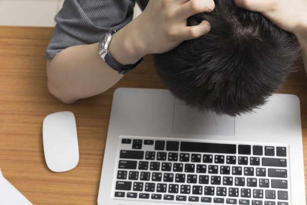 homme avec ordinateur portable frustré, stress, concept bouleversé
 - Photo, image