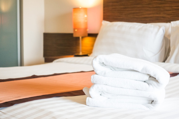 Badhanddoek op bed - Foto, afbeelding