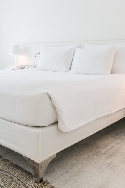 valkoinen tyyny sängyllä - Valokuva, kuva