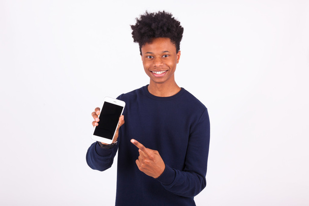 Young African American man pointing his  smartphone screen - Bla - Φωτογραφία, εικόνα