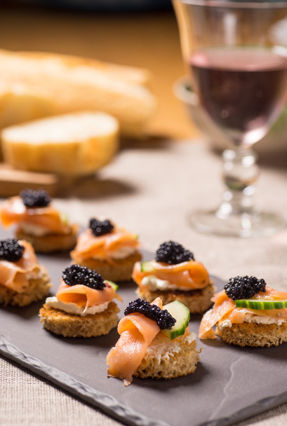 Canapés au saumon fumé à la crème sure et au caviar
 - Photo, image