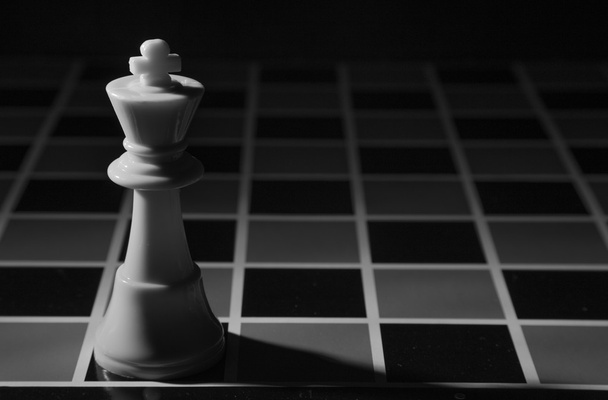 шахматная фигура на фоне доски
 - Фото, изображение