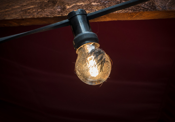Освітлення лампочки на кабелі в сутінках
 - Фото, зображення