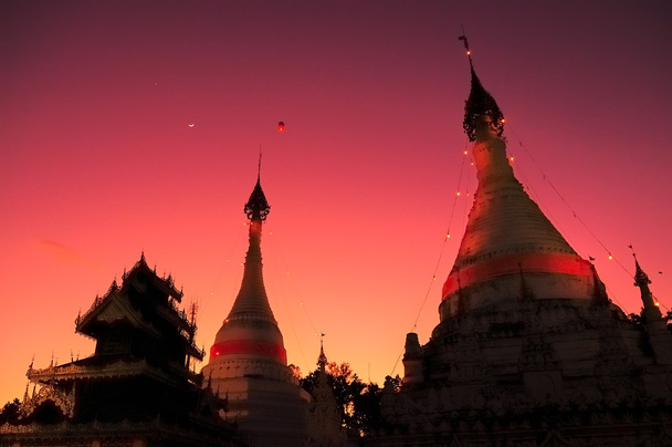 Crepúsculo tiempo en Wat Phra que Doi Kong Mu
 - Foto, Imagen