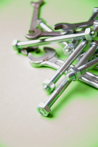 La imagen de llaves y tornillos sobre un fondo verde
 - Foto, imagen