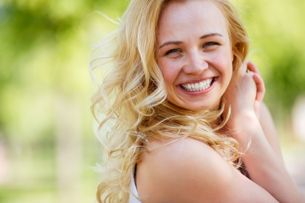Lächelnde Blondine mit nackten Schultern - Foto, Bild