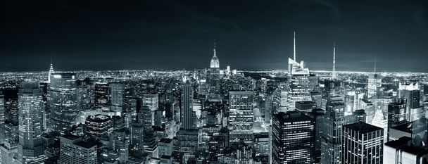 New York City Manhattanin taivaanrantaan yöllä - Valokuva, kuva