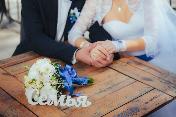  nevěsta a ženich s kyticí a slovo rodina - Fotografie, Obrázek
