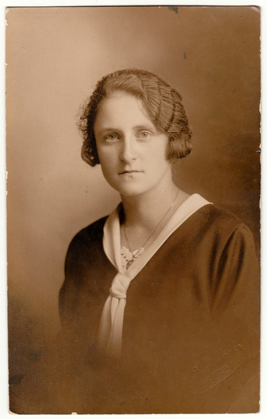 Vintage φωτογραφία δείχνει γυναίκα-πορτρέτο. Ρετρό μαύρο και λευκό στούντιο φωτογραφία με σέπια αποτέλεσμα. - Φωτογραφία, εικόνα