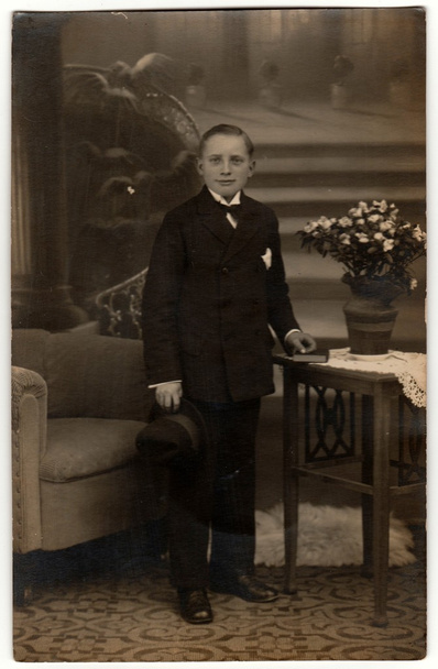 Foto vintage muestra el hombre posa en una habitación elegante. Fotografía en blanco y negro con efecto sepia
. - Foto, imagen