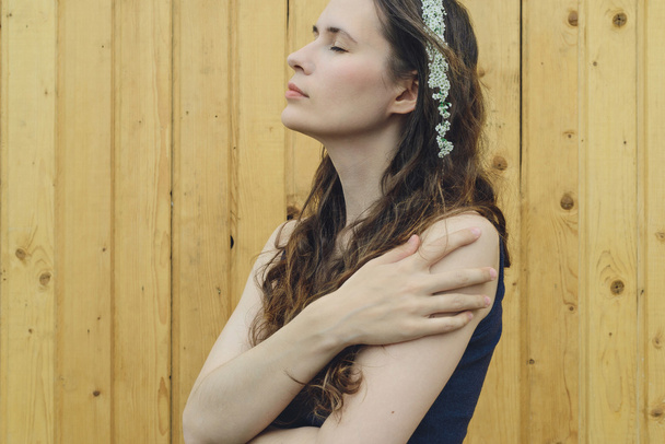 virágok ágai spirea fej fiatal lány - Fotó, kép