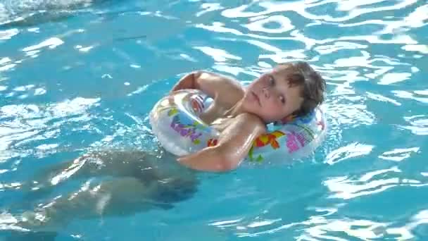 jongen zwemmen met opblaasbare ring - Video