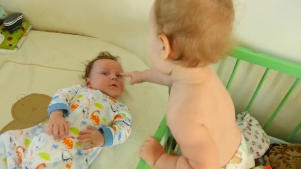 Δύο μωρά που παίζει - Πλάνα, βίντεο
