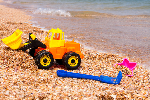 gyerekjátékok egy napfényes nap a strandon - Fotó, kép