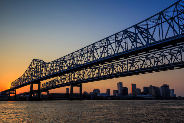 Le pont Crescent City Connection sur le fleuve Mississippi
 - Photo, image