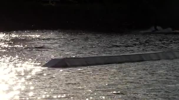 o Wakeboarder cavalga na água em câmera lenta
. - Filmagem, Vídeo