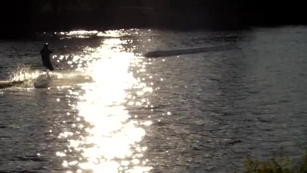 το Wakeboarder βόλτες στο νερό σε αργή κίνηση. - Πλάνα, βίντεο
