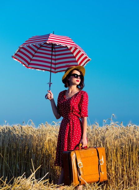 giovane donna con ombrello e valigia
 - Foto, immagini