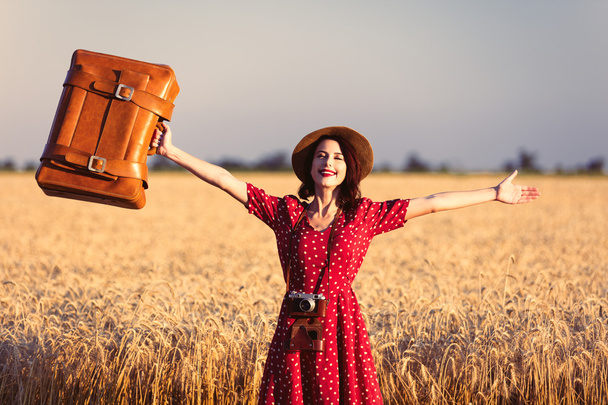 junge Frau mit Koffer und Kamera - Foto, Bild