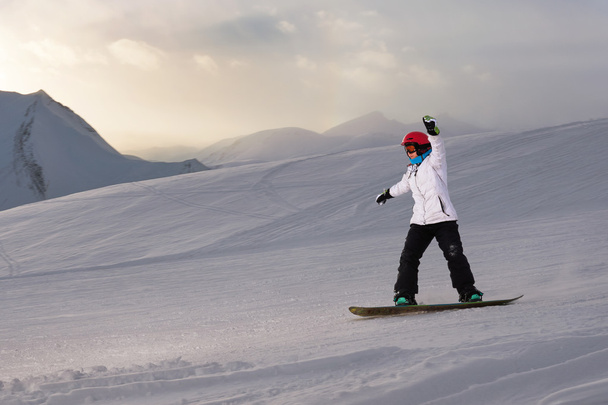 Κορίτσι snowboarder βόλτες κάτω κλίση   - Φωτογραφία, εικόνα