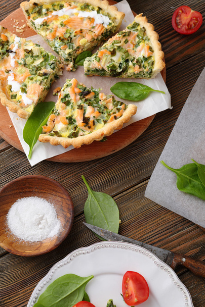 spinach and salmon quiche - Foto, afbeelding